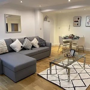  Apartment Modern & Spacious Leeds City Centre With Parking - Sleeps 5 United Kingdom