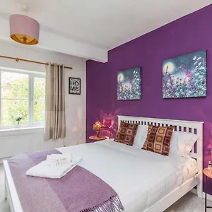 Lovely With Four Bedrooms And Private Garden And Parking, Close To Centre Nottingham