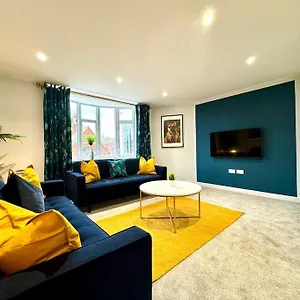  Apartment Massive 3 Bedroom - Ground Floor - Near The Beach! United Kingdom
